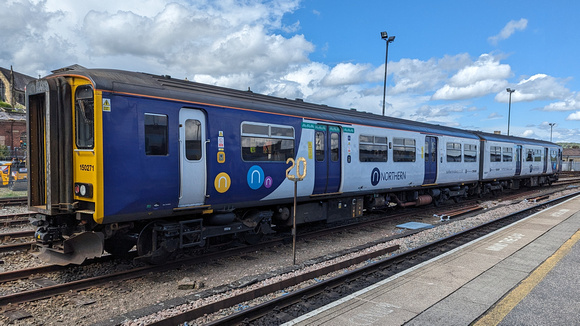 Class 150/2 (150271) - Huddersfield