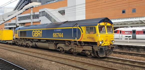 Class 66 (66 744) "Crossrail" - Doncaster