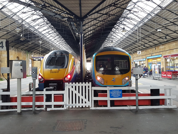 Class 185 (185 130) and Class 222 (222 011)